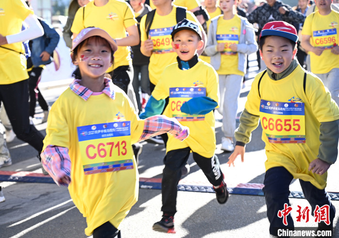 圖為當(dāng)?shù)貎和瘏⒓用阅惆氤恬R拉松。 <a target='_blank' ><p  align=