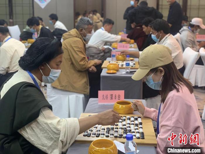 圖為參賽選手正在進(jìn)行藏棋對弈?！≈x牧 攝