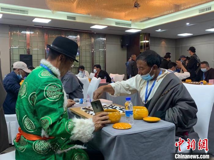 圖為參賽選手正在進(jìn)行藏棋對弈。　謝牧 攝