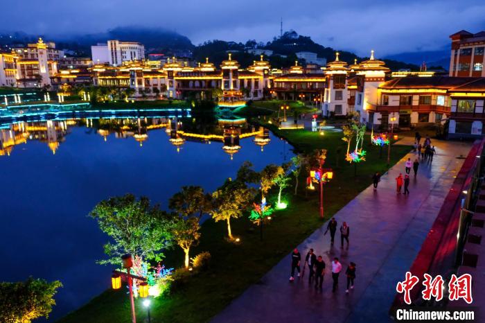 圖為2021年5月18日，西藏自治區(qū)墨脫縣城入夜，昔日的“高原孤島”如今面貌一新?！〗w波 攝