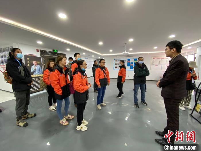 圖為2021瀾湄萬(wàn)里行中外媒體在昌都新區(qū)采訪?！±罱瓕?攝