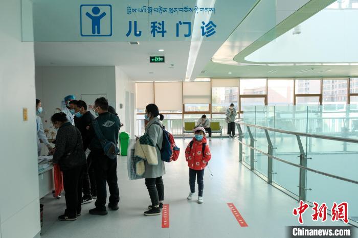 圖為兒科義診接診現(xiàn)場(chǎng)?！〗w波 攝