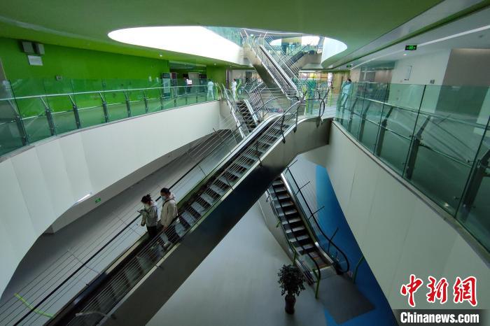 圖為西藏自治區(qū)婦產(chǎn)兒童醫(yī)院內(nèi)景?！〗w波 攝