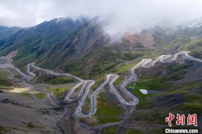 資料圖：航拍通往西藏隆子縣玉麥鄉(xiāng)的盤山公路。　江飛波 攝