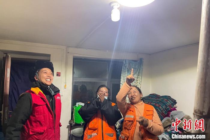 青藏公路109道班接入大網(wǎng)電?！?閆昱翰 　攝
