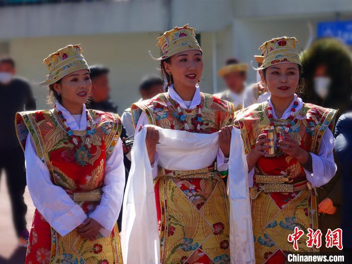 圖為身著節(jié)日盛裝的藏族姑娘?！∪轿木?攝