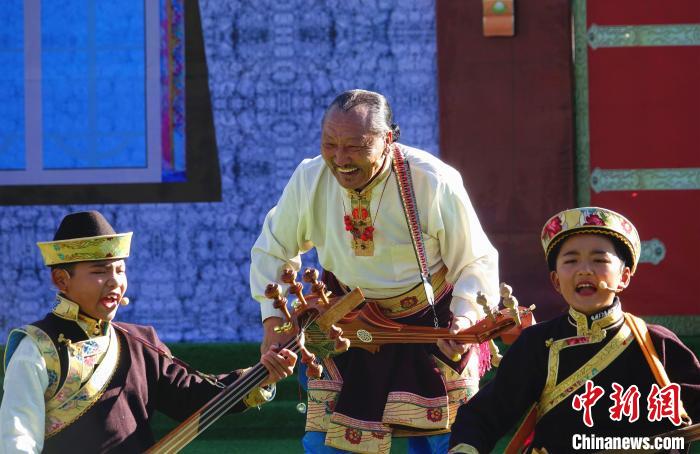 圖為2022工布新年暨響箭文化旅游系列活動(dòng)開(kāi)幕式上的文藝表演?！∪轿木辍z