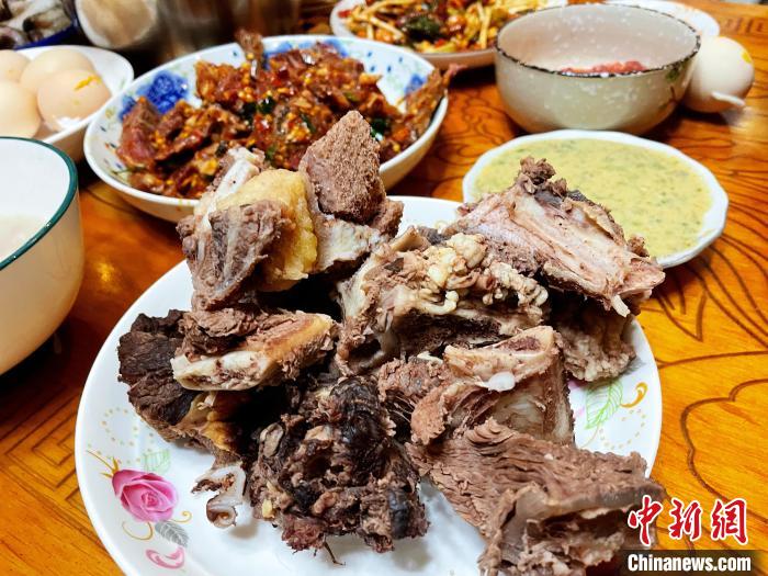 圖為除夕之夜的大餐?！∪轿木?攝
