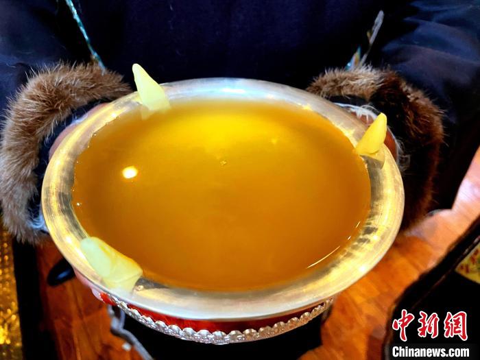 圖為青稞酒?！∪轿木?攝