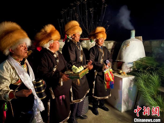 圖為除夕之夜進(jìn)行的驅(qū)鬼儀式?！∪轿木?攝