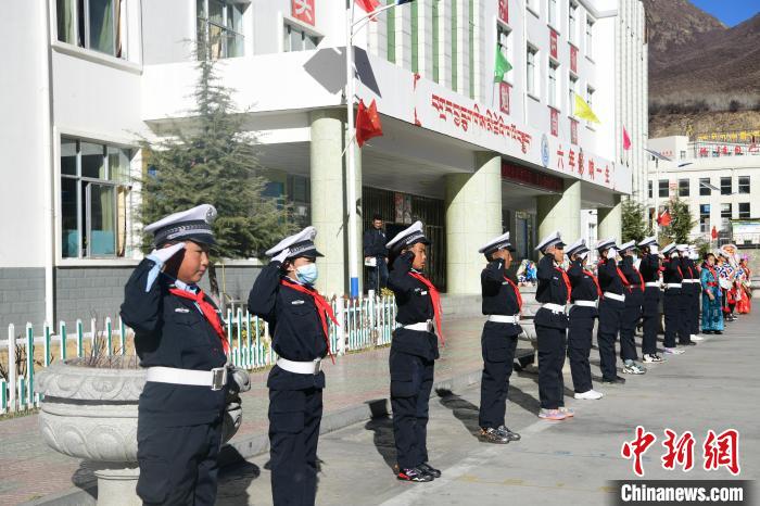 圖為加查縣安繞鎮(zhèn)小學(xué)學(xué)生爭當(dāng)“小交警”體驗(yàn)交警工作?！∝暩聛硭?攝