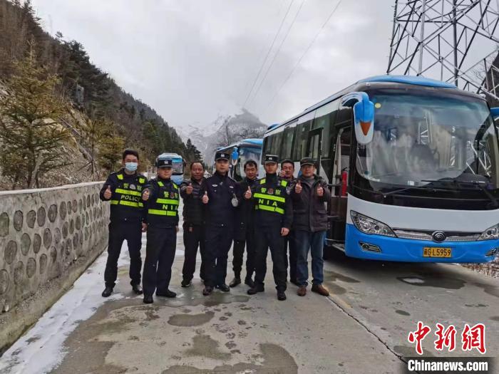 救援成功后，司機(jī)們與邊境派出所民警合影。　李建峰 攝