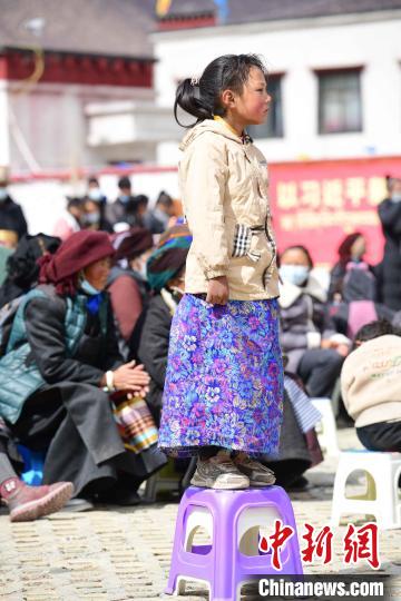 圖為觀看節(jié)目的小女孩?！∝暩聛硭?攝