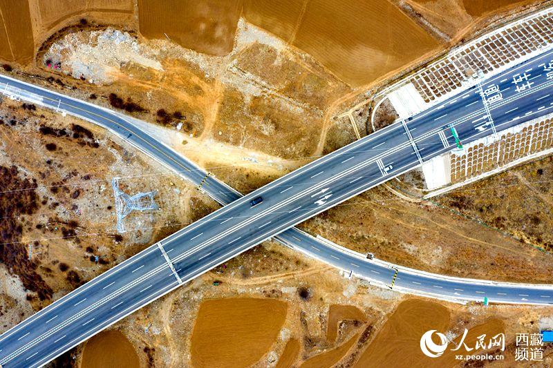 拉林高等級公路。徐馭堯攝
