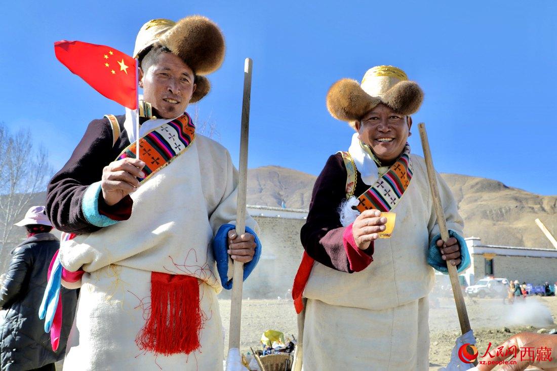 互敬青稞酒，祈福一年的豐收。人民網(wǎng) 次仁羅布攝
