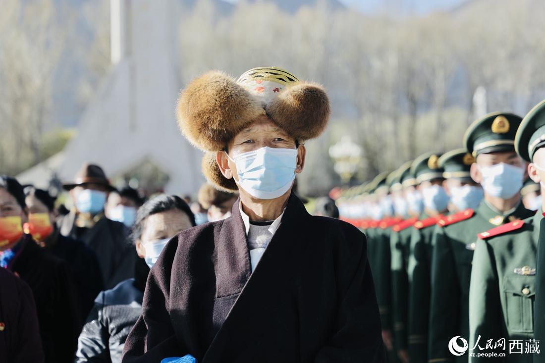 群眾代表們參加升旗儀式現(xiàn)場(chǎng)。人民網(wǎng) 次仁羅布 攝