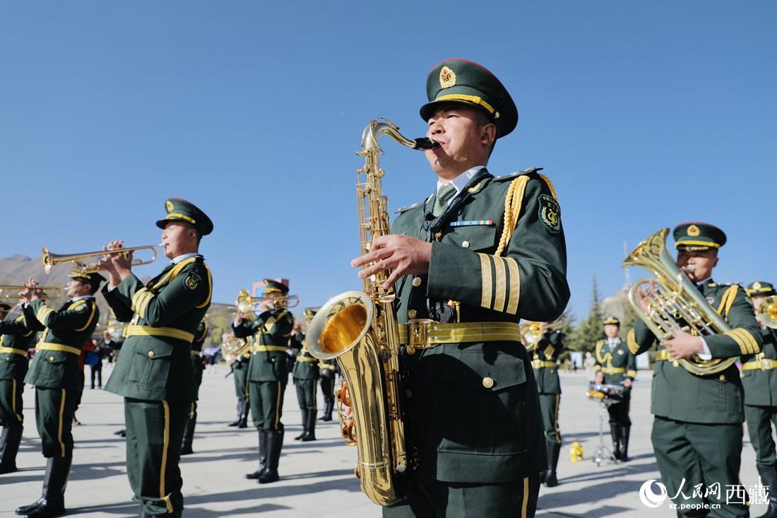 軍區(qū)文工團(tuán)奏響國歌。人民網(wǎng) 次仁羅布攝