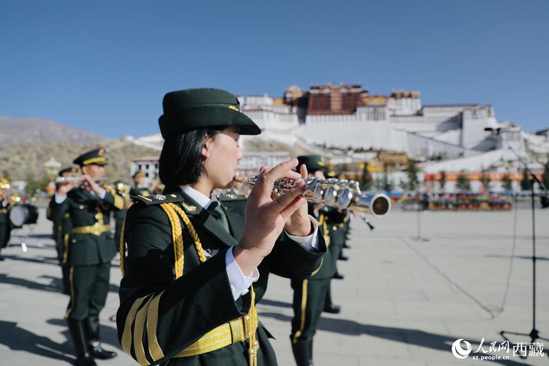 軍區(qū)文工團(tuán)奏響國歌。人民網(wǎng) 次仁羅布攝