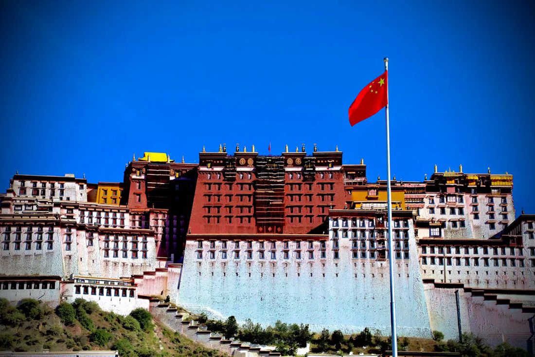 五星紅旗迎風(fēng)飄揚(yáng)。人民網(wǎng) 次仁羅布攝
