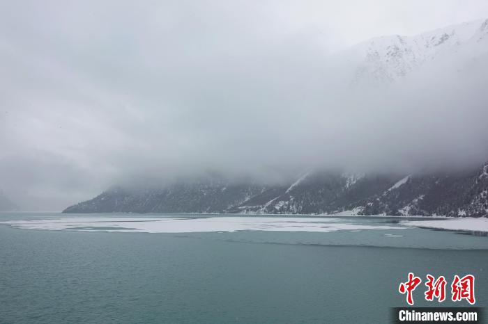 然烏湖春雪飄落?！∪轿木?攝