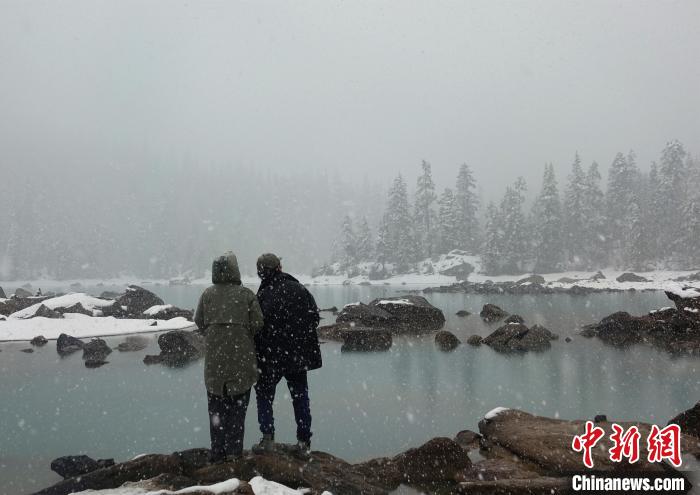 游客欣賞雪中然烏湖?！∪轿木?攝