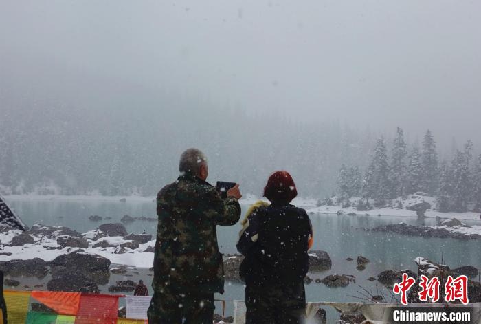 游客欣賞雪中然烏湖?！∪轿木?攝