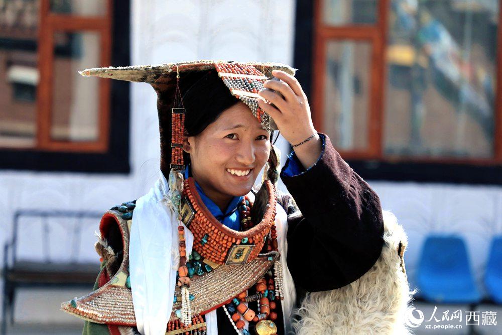 身著“飛天服飾”的普蘭少女。人民網(wǎng) 李海霞攝