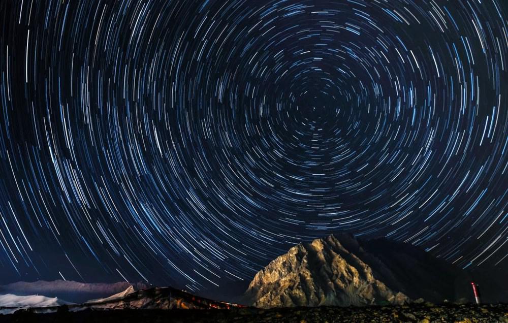 微微風(fēng)簇浪，散作滿(mǎn)河星。貢覺(jué)群培攝