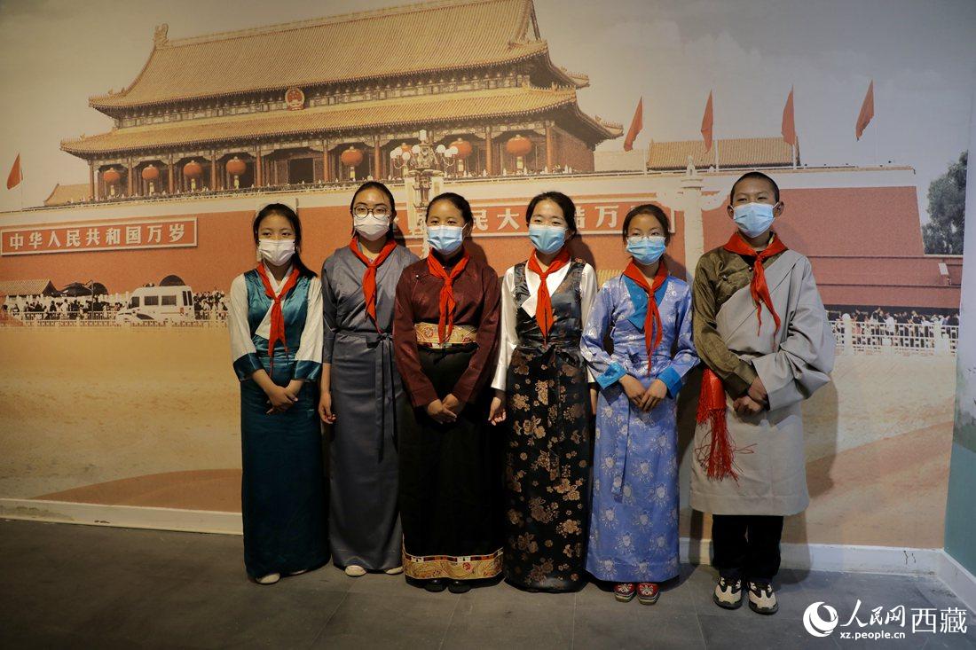 拉薩市北京實驗中學的小講解員們。人民網 次仁羅布攝