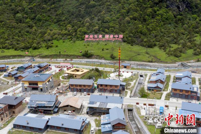 “家是玉麥 國是中國”的大字豎立在玉麥鄉(xiāng)旁的山腳上?！钊A峰 攝