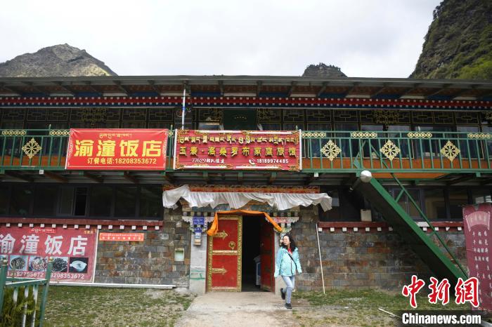 玉麥鄉(xiāng)里修建了飯店與旅館?！钊A峰 攝
