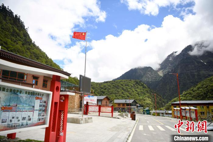 玉麥鄉(xiāng)內(nèi)道路變成了硬化路?！钊A峰 攝