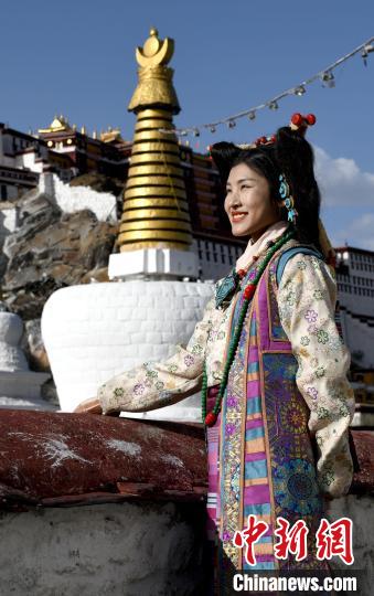 西藏自治區(qū)級非遺項目——拉薩服飾，圖為舊時拉薩貴族婦女的裝扮。