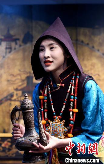 圖為西藏自治區(qū)級非遺項目——山南浪卡子縣的羊卓服飾?！±盍?攝