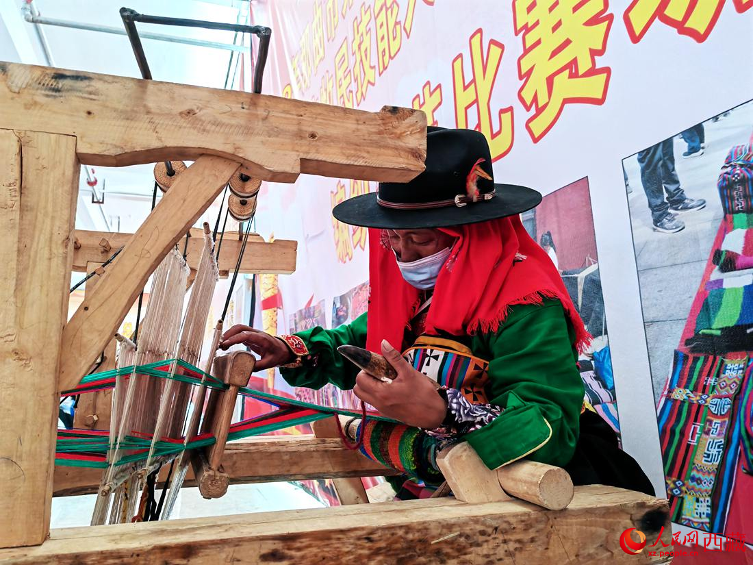 紡織手藝展示。人民網(wǎng) 李海霞攝