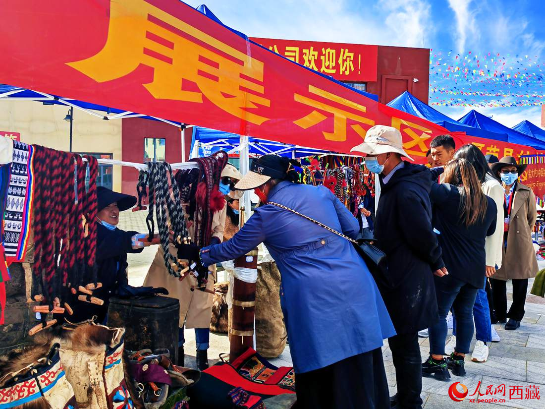 技能大賽現(xiàn)場引來不少客戶。人民網(wǎng) 李海霞攝