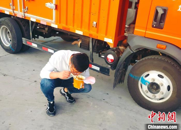 由于沿路疫情原因，閆光宇和朋友只能在服務(wù)區(qū)簡餐?！∴嵟?攝