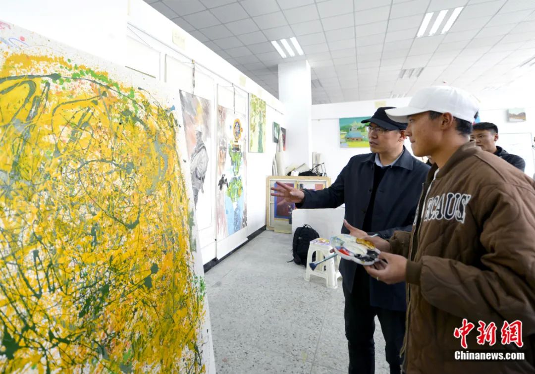 劉洋在課堂上指導(dǎo)學(xué)生繪畫技巧。<a target='_blank' href='/'><p  align=