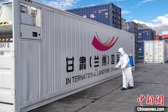 9月9日，甘肅省援助拉薩700噸生活物資“乘冷鏈專列”抵達(dá)拉薩?！?guó)鐵青藏集團(tuán)有限公司拉薩車務(wù)段 供圖