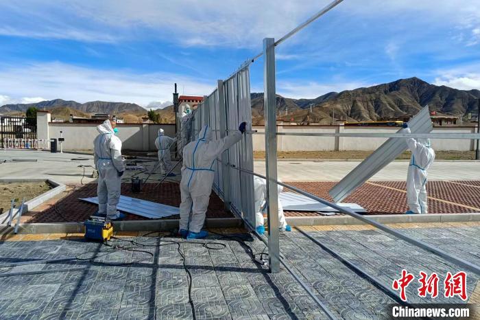 西藏金塔建設(shè)集團(tuán)有限公司職工支援日喀則方艙建設(shè)?！∈茉L者供圖