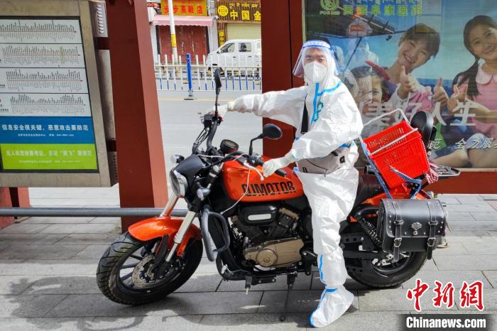 圖為西藏阜康醫(yī)療工作人員騎摩托為居家防疫市民送藥?！∈茉L者供圖