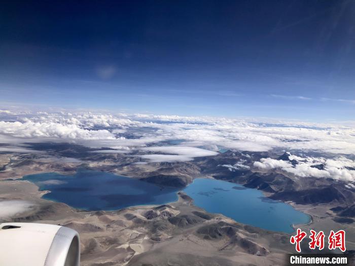 西藏阿里到拉薩航班途經(jīng)的高原湖泊?！?lt;a target='_blank' href='/'><p  align=