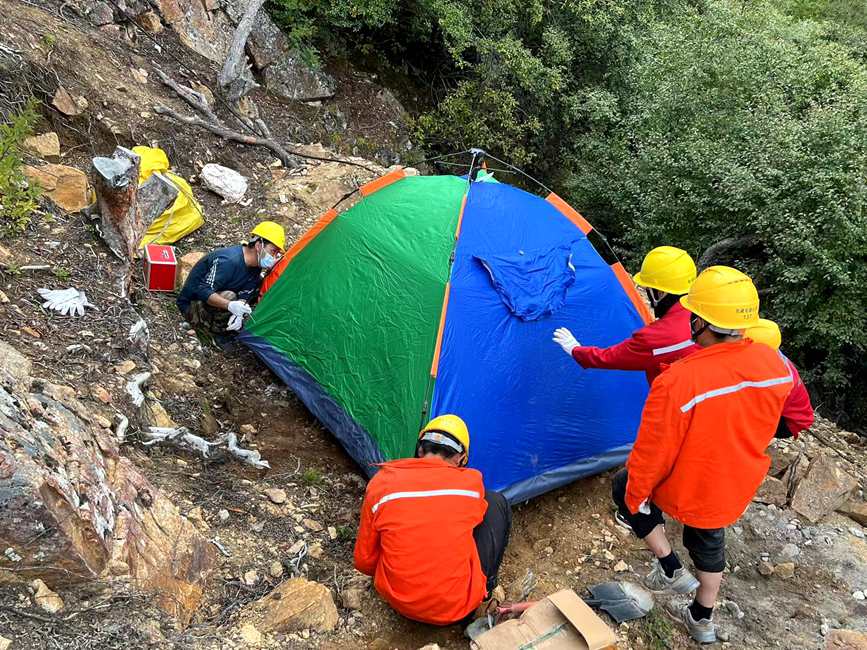9月15日，電力施工人員正在施工點附近搭建暫居帳篷。白瑪多吉攝