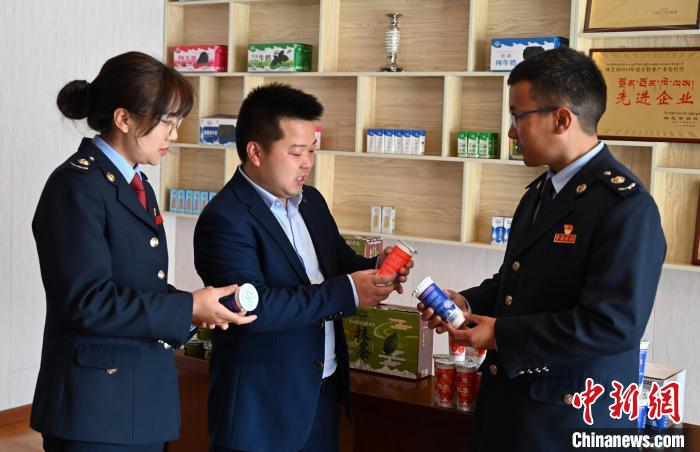 圖為林芝稅務(wù)部門上門了解企業(yè)情況，并宣講稅收政策。資料圖 趙朗 攝