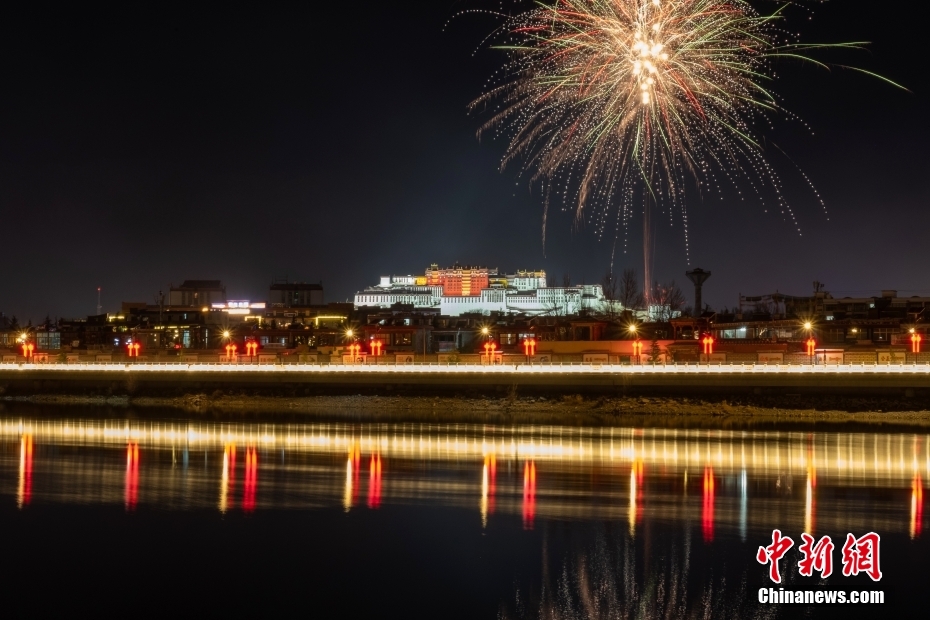 資料圖為2022年3月1日，拉薩迎來藏歷新年“古突夜”，煙花與被燈光照亮的布達拉宮交相輝映。 <a target='_blank' href='/'><p  align=