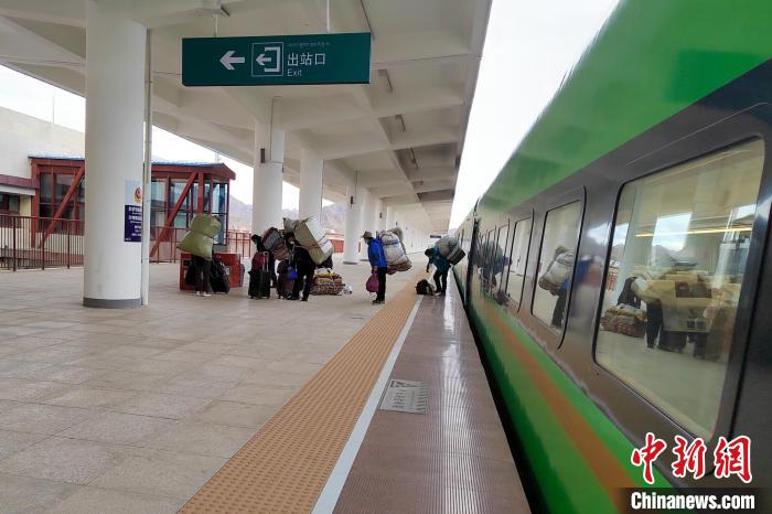乘客乘復(fù)工專列抵達(dá)日喀則?！±_車務(wù)段 供圖