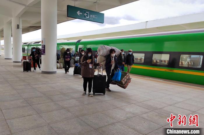 10月6日，乘客乘復(fù)工專列抵達(dá)日喀則。　拉薩車務(wù)段 供圖