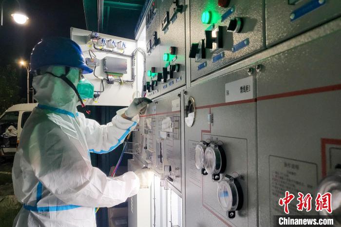 西藏電力部門順利完成方艙醫(yī)院供電設(shè)備安全可靠接入?！⊥醮箫w 攝