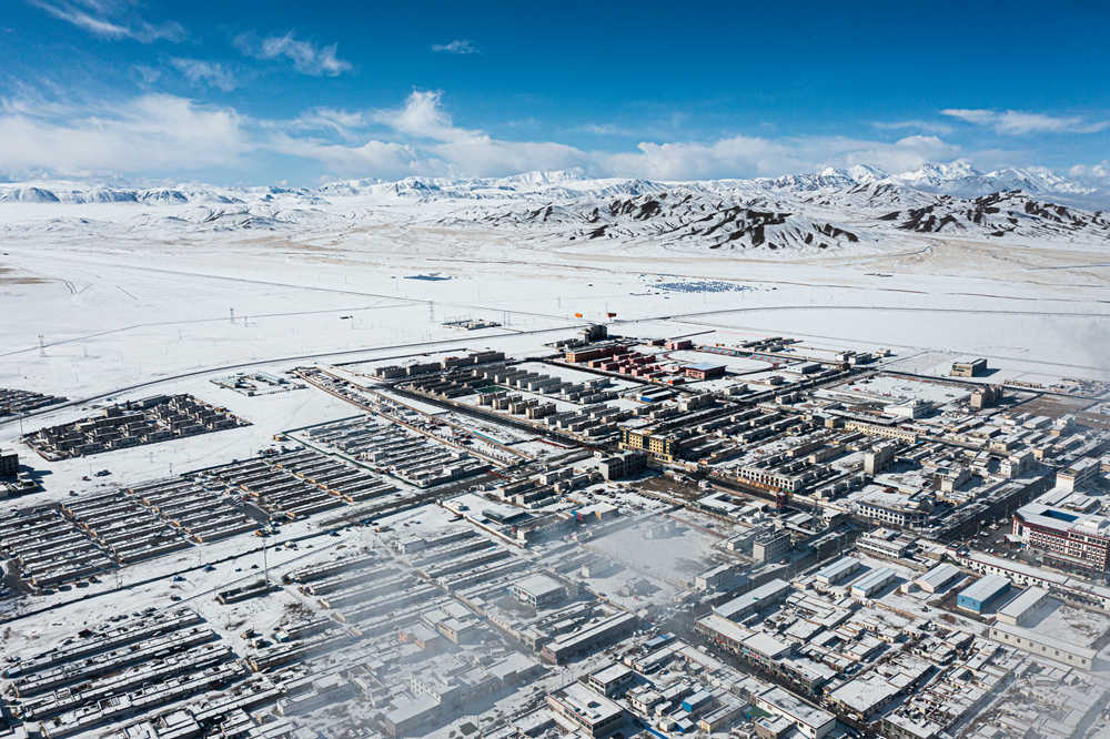 西藏阿里地區(qū)改則縣迎來初雪，銀裝素裹，美如畫卷。