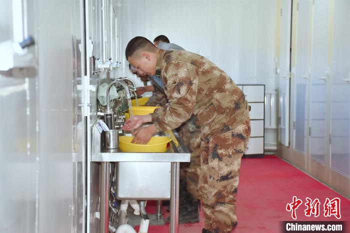 圖為阿里軍分區(qū)某邊防團官兵在新建水房洗漱?！詵| 攝